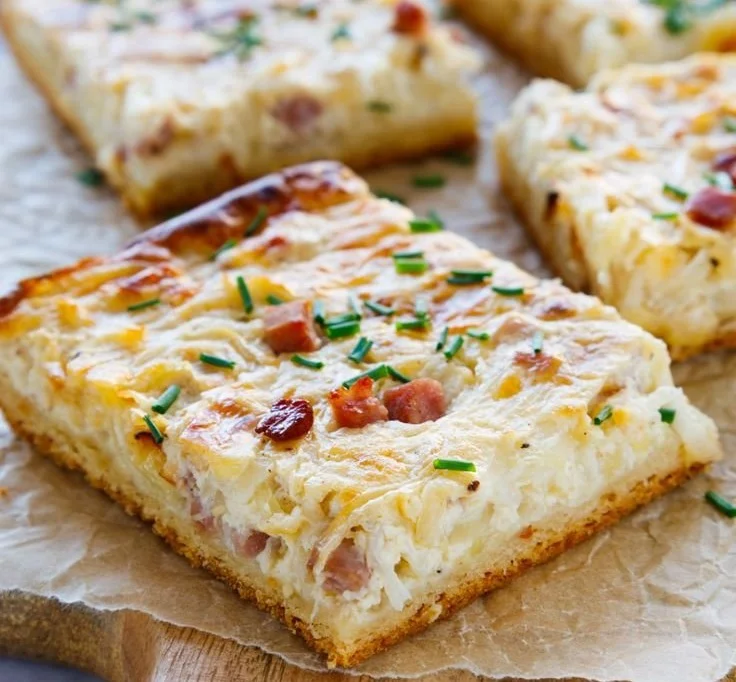 Hefefreier Zwiebelkuchen auf dem Blech, frisch gebacken und appetitlich angerichtet