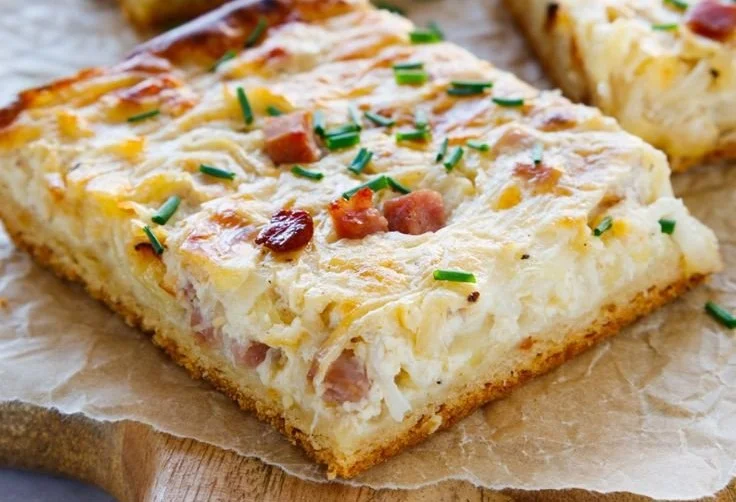 Zwiebelkuchen vom Blech ohne Hefe